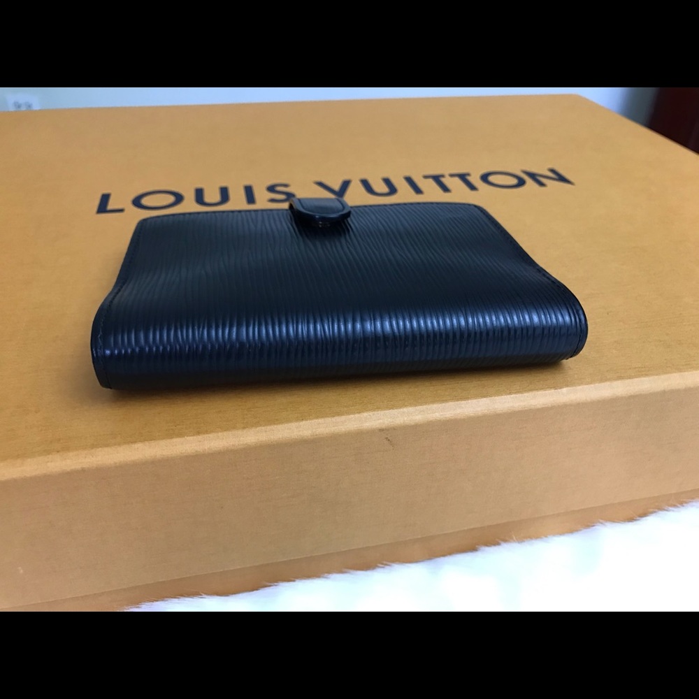 Louis Vuitton - Picture 4 of 17